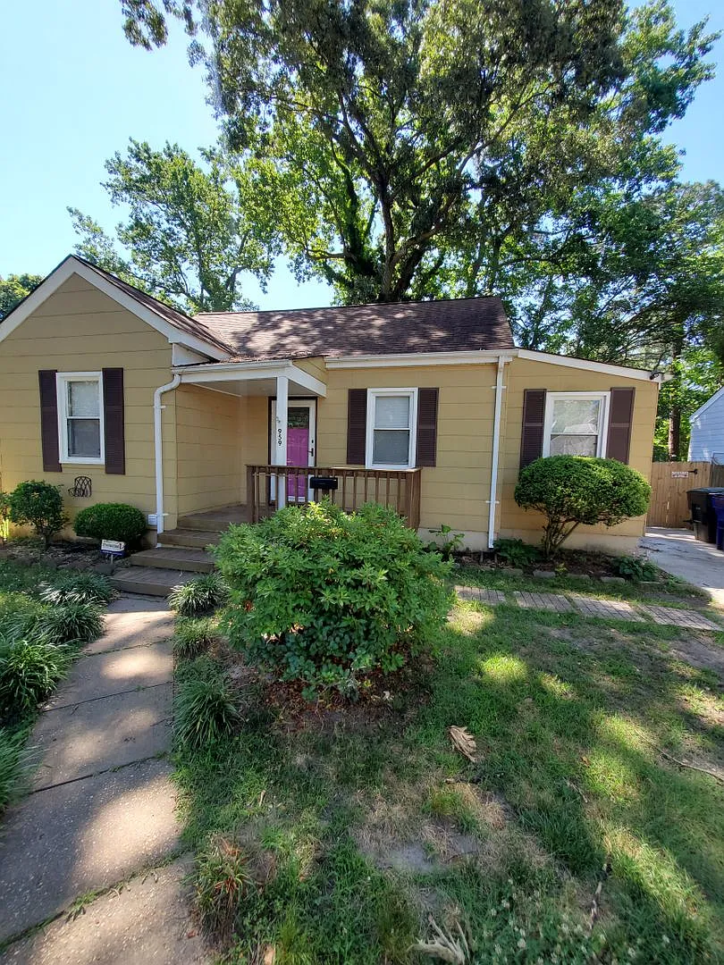 Charming Single-Family Home on Quiet Cul-De-Sac — Photo 1