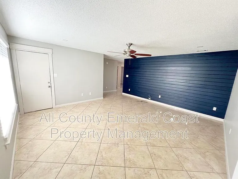 915 Emily Cir — Photo 9