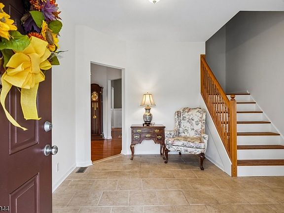 5th image of 18 Brooklake Rd