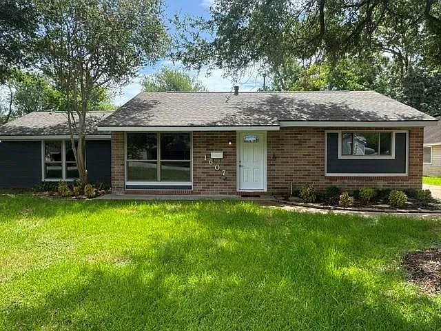 1607 W Houston Dr