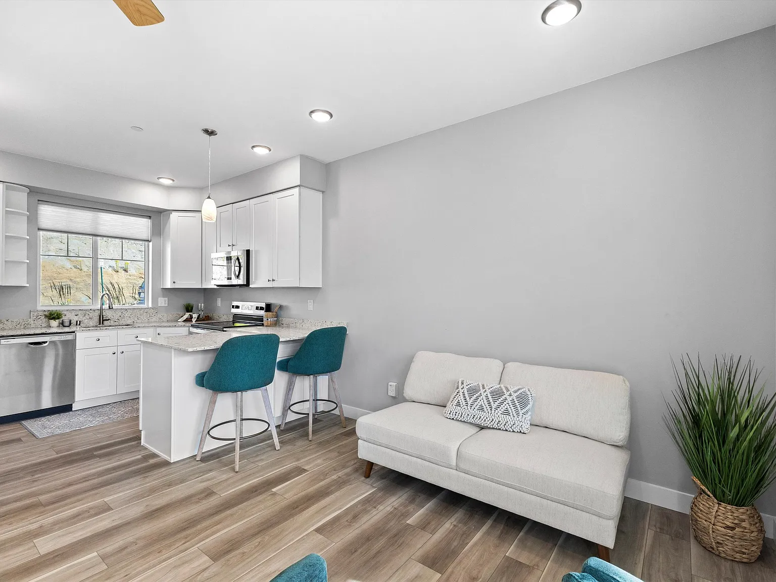 2 bed, 2.5 bath, 1400 sqft, $3,195 — Photo 3