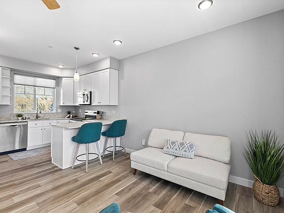 3rd image of 3647 Sussex Dr