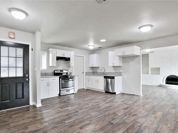 3rd image of 900 E Cinnamon Dr