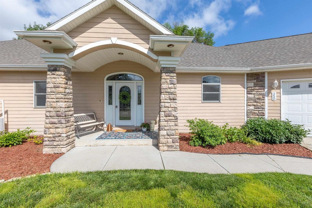 350 Pike Ct, Whiting, IA - View 2