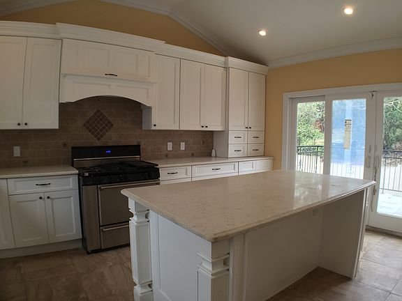 4th image of 2 Clover Pl