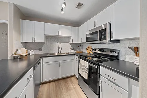 Palm Court Apartments Photo 1