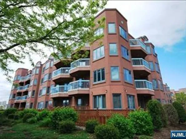 311 Williams Ct #U311, Edgewater, NJ 07020