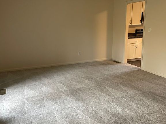 5th image of 105 Foxfire Dr