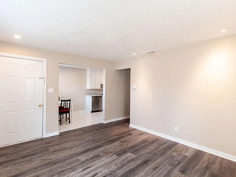 618 Martin Way — Photo 7