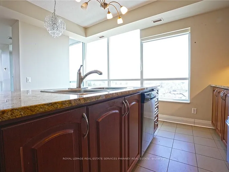 1 Hurontario St #806 — Photo 12