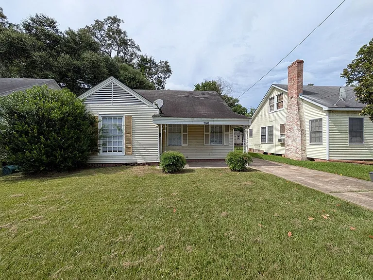 1810 Roberts St — Photo 1