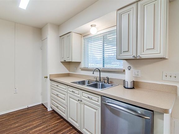 2nd image of 501 Valentine Ln