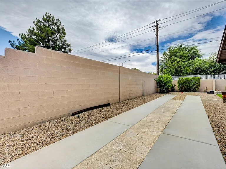 2712 W Oakey Blvd — Photo 46