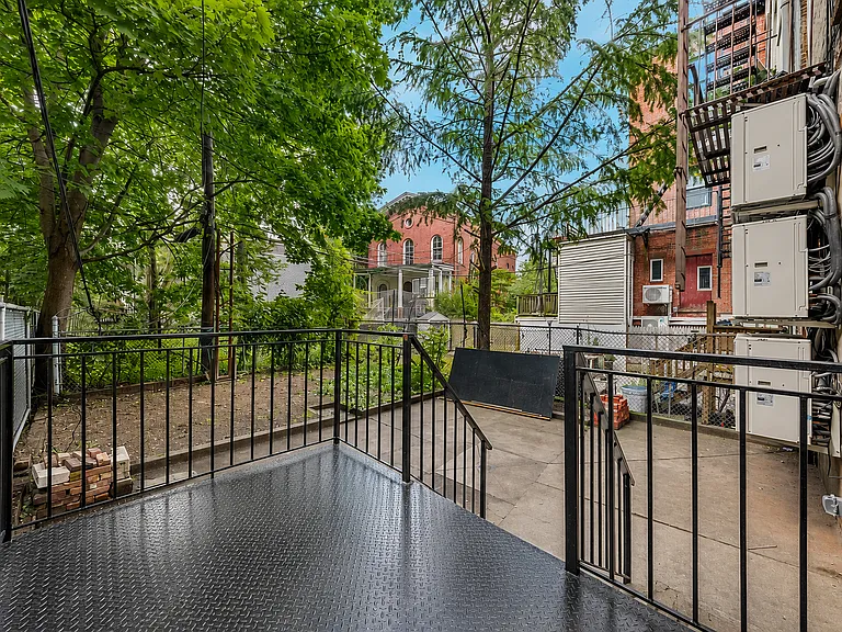 138 Noble St #G — Photo 5