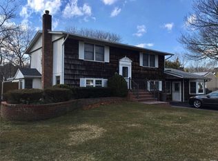 24 Dave Ln, South Setauket, NY 11720