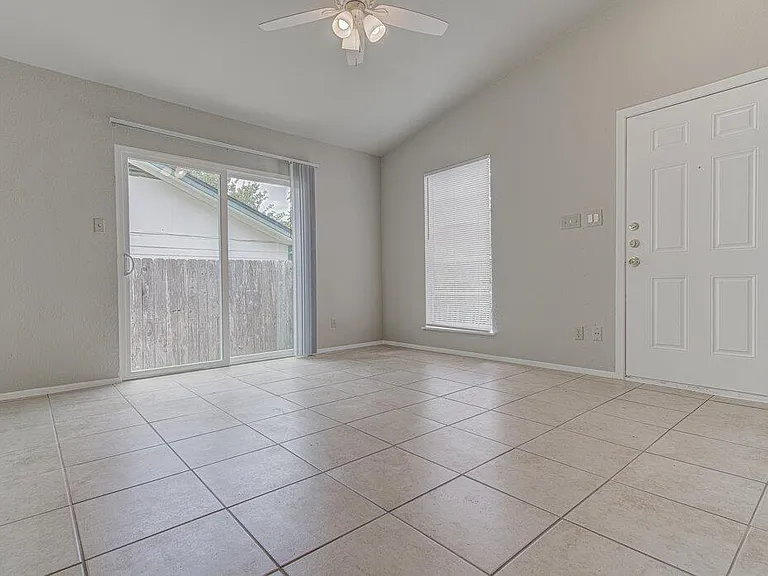 900 Sirocco Dr #B — Photo 4
