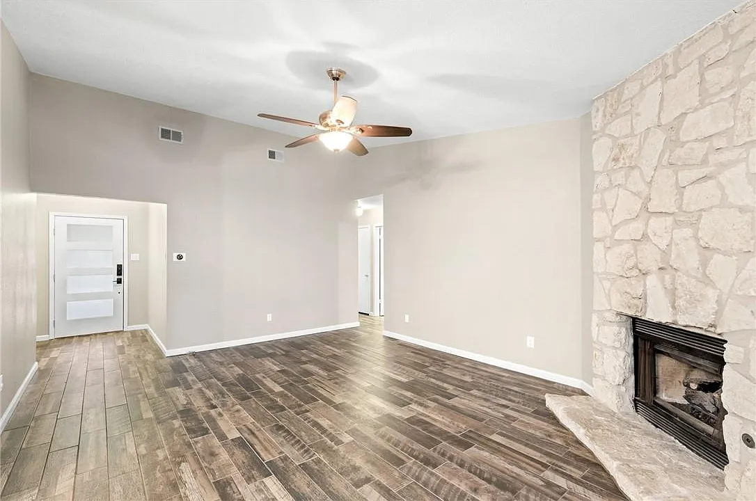 4 bed, 2.0 bath, 1370 sqft, $2,200 — Photo 4