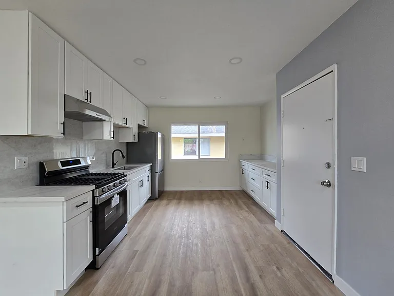 895 E Monterey Ave — Photo 3