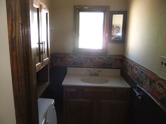 First flr 1/2 bath