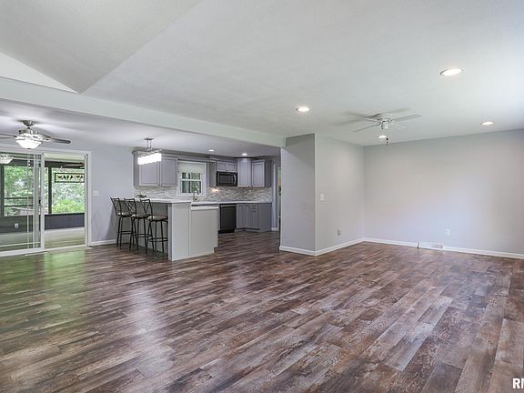 5th image of 1813 Oakwood Dr