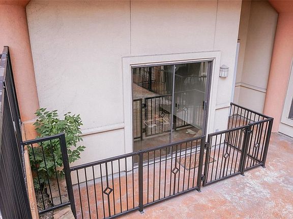 4th image of 2205 McKinney St APT 307