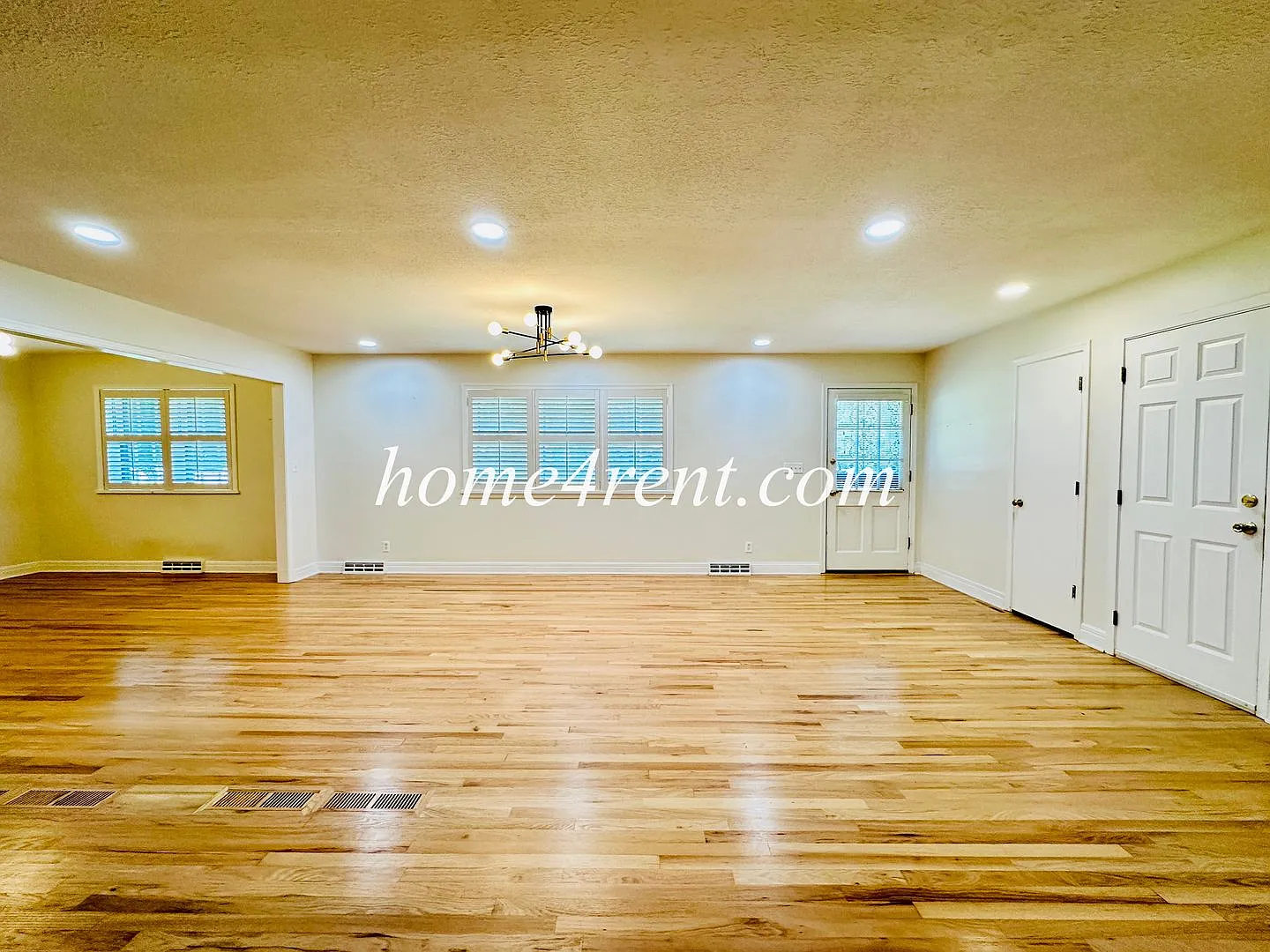 Gorgeous Home in South KC Featuring an Updated Kitchen, Multiple Living Spaces, Wood Floors and a... — Photo 4