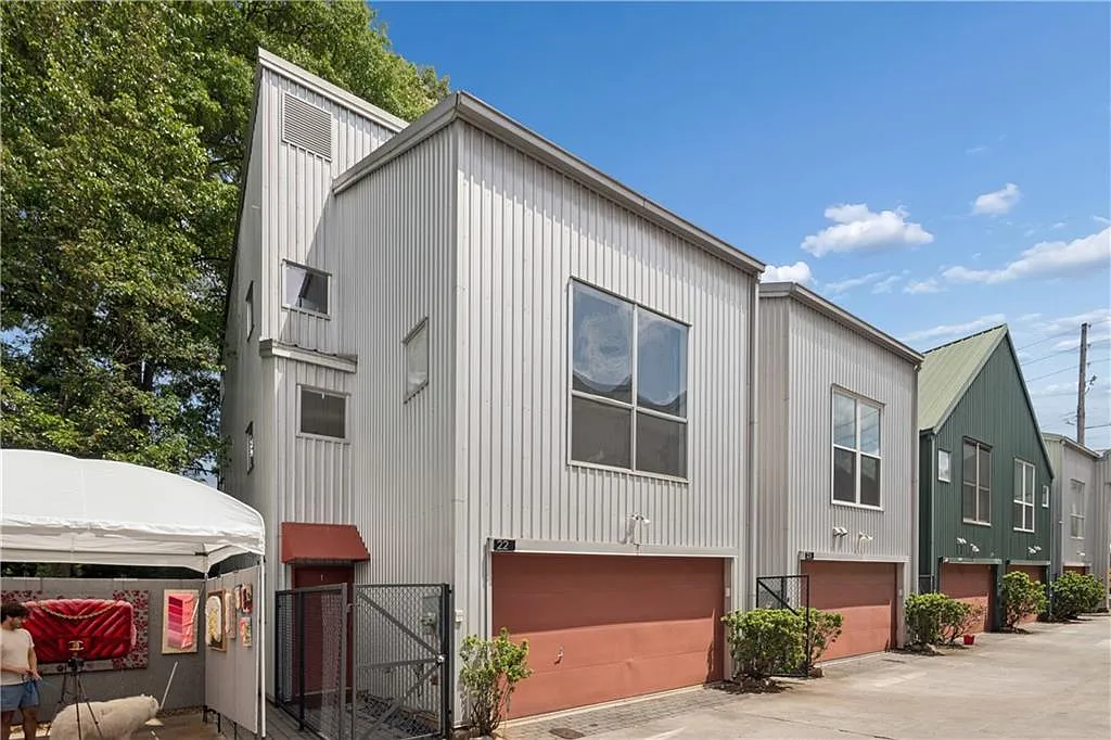 Building Photo - 920 Memorial Dr SE #22