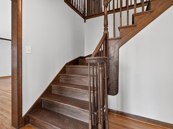 2nd image of 900 Glen Oak Dr