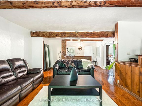 4th image of 11 Maple Ln