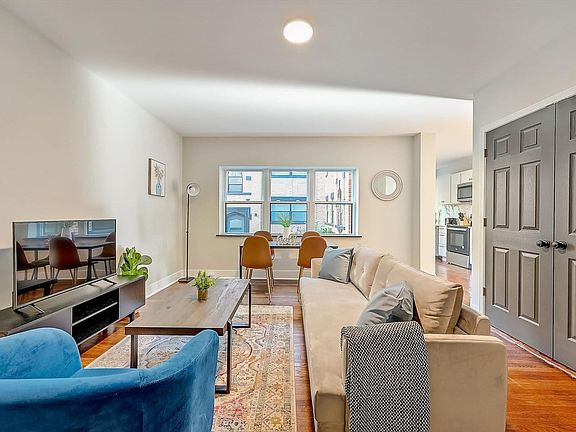 4th image of 2624 Victory Pkwy #105