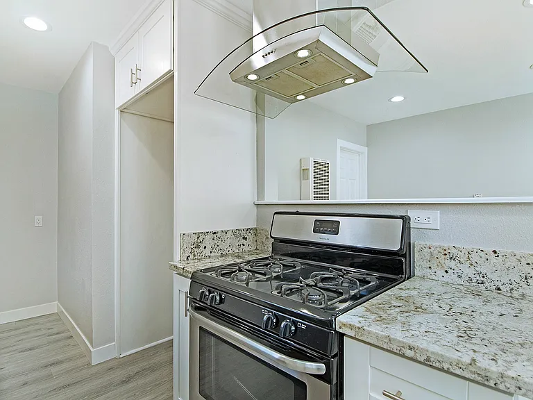 Ellis Street Duplex — Photo 2
