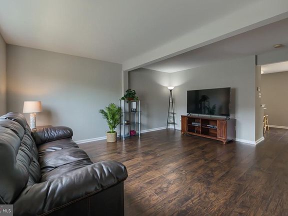 3rd image of 224 N Bridlewood Dr