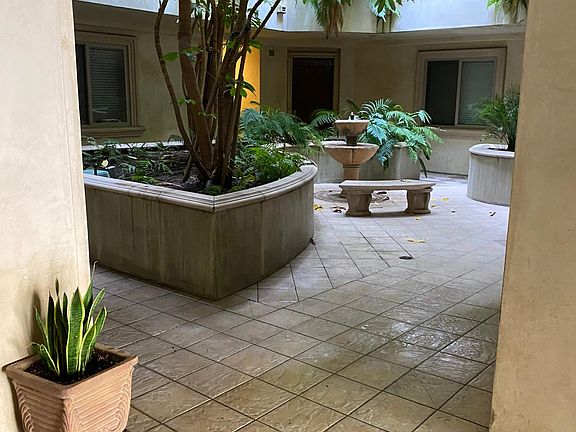 3rd image of 4252 Whitsett Ave #201