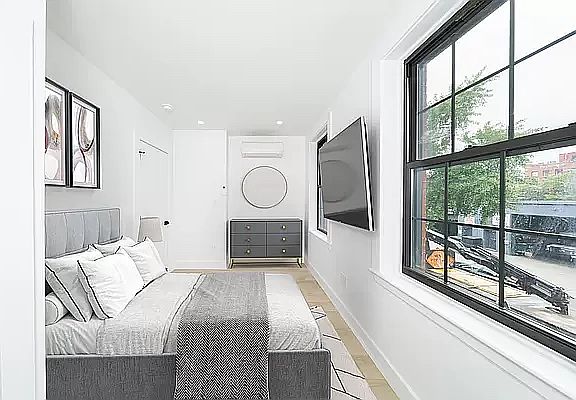 3rd image of 169 Montrose Ave APT 2