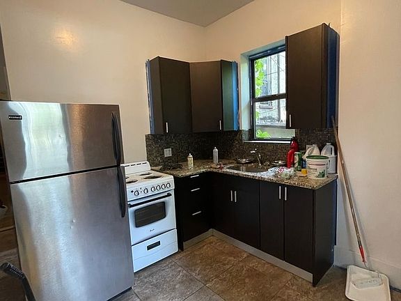 3rd image of 432 Halsey St APT 1L