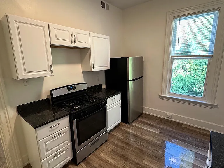 932 Summit Ave #7 — Photo 3