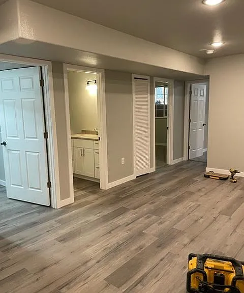 Basement has full size laundry / utility room, Full Bath and 2 good size bedrooms.