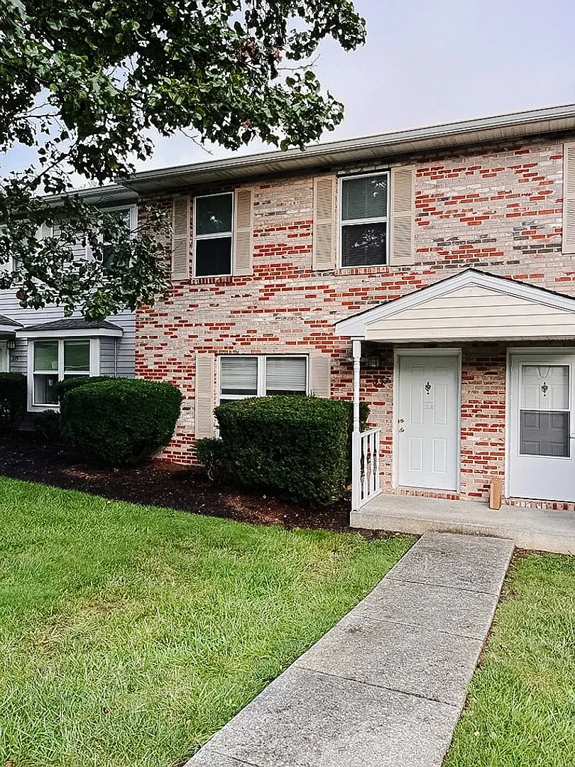 4 Bedroom, 2 Bath Townhouse — Photo 1