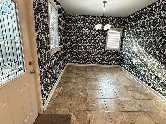 5th image of 711 W Maxwell St #1