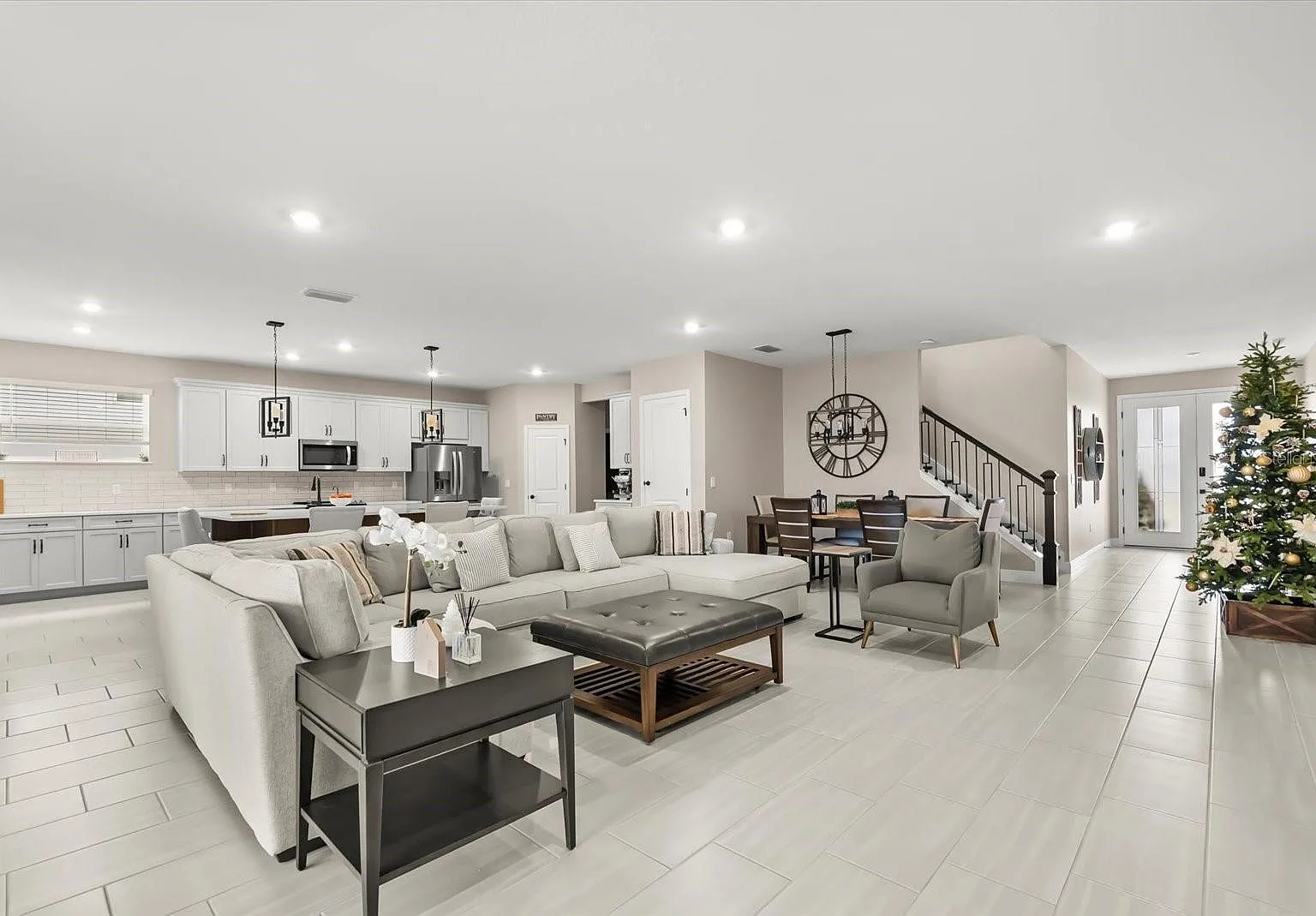 4 bed, 4.0 bath, 2933 sqft, $4,500 — Photo 2