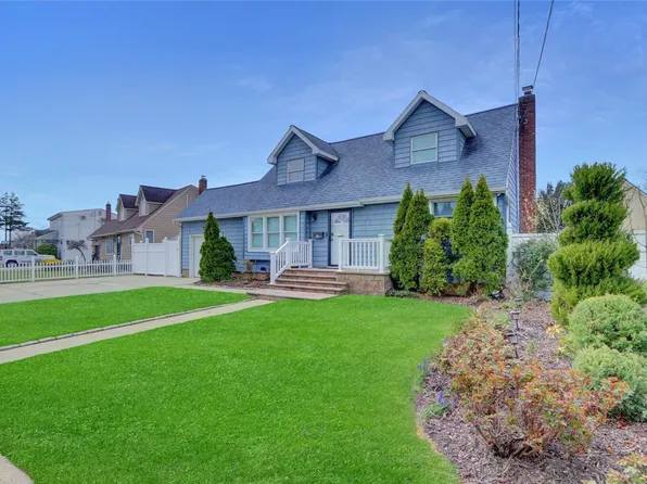22 Beechwood Place, Massapequa Park, NY 11762