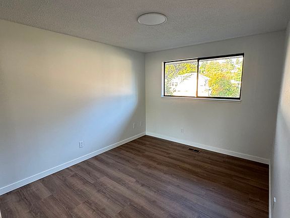 3rd image of 1165 Camas Ave NE