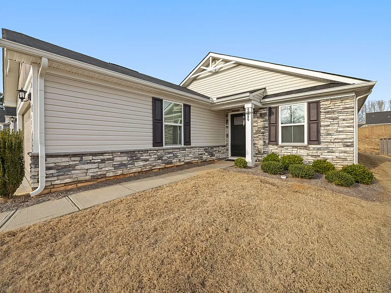 689 Hardwood Dr — Photo 3