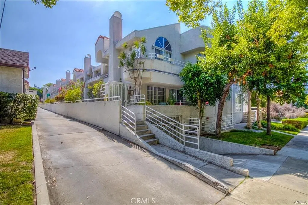 3 bed, 2.5 bath, 1516 sqft, $3,950 — Photo 1