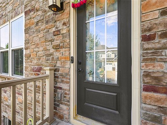 3rd image of 814 Oneida Cir