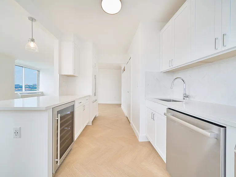 160 Riverside Blvd #14S — Photo 8