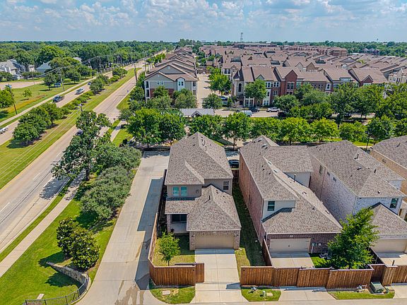 2nd image of 2208 Royal Crescent Dr N