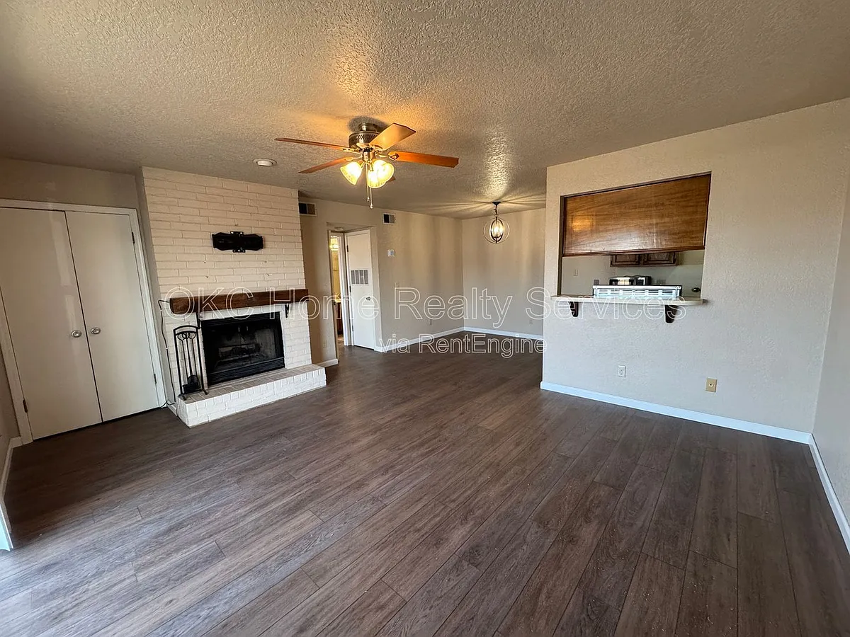 Building Photo - 3200 W Britton Rd #296