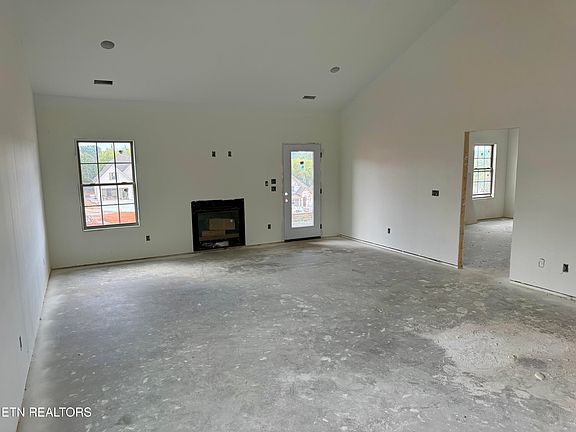 5th image of 326 Rugby Manor Ln