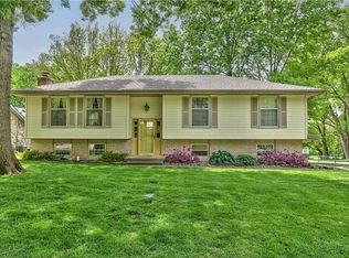 5816 NW Whispering Oaks Ln, Parkville, MO 64152